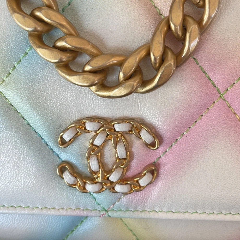 Chanel 22p rare wallet on chain crossbody bag multi color pastel white pink - Picture 2 of 11